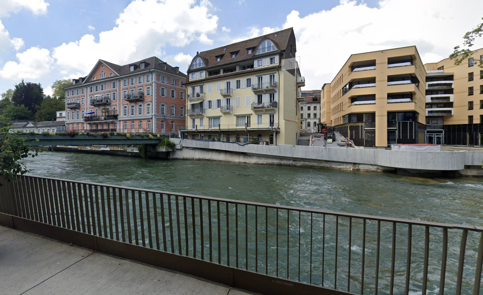 Das Schild liegt auf dem Grund der Limmat in Baden. Es ist mit einem Stein beschwert. Bild: Google Street View