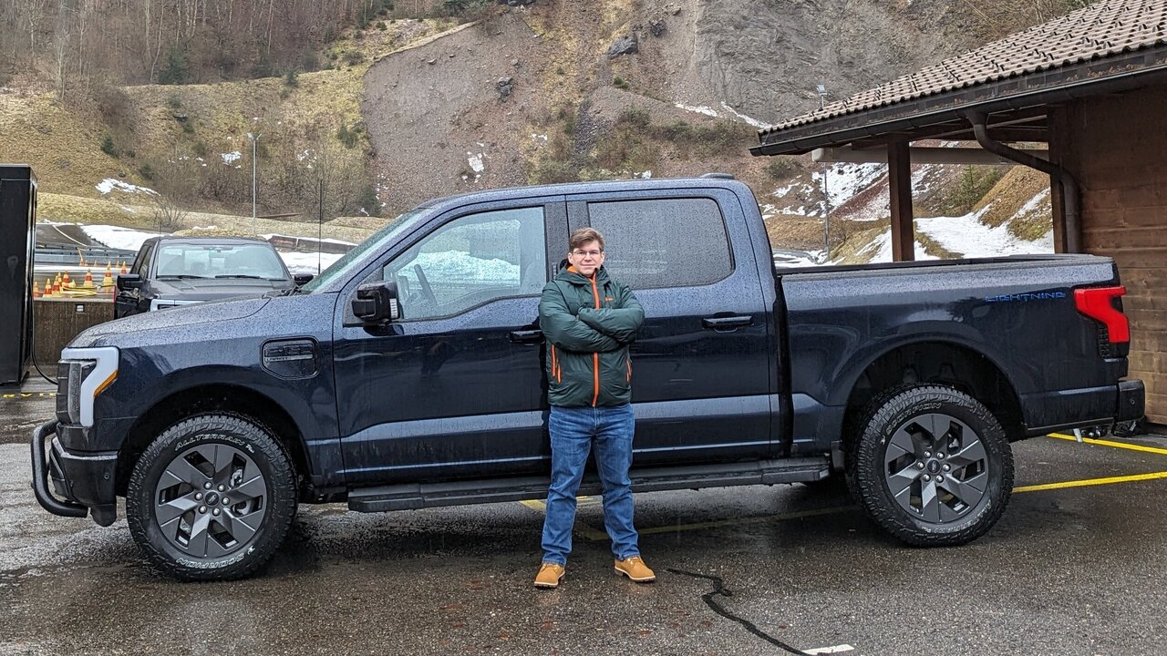 Auto-Checker Martin A. Bartholdi vor dem Ford F-150 Lightning