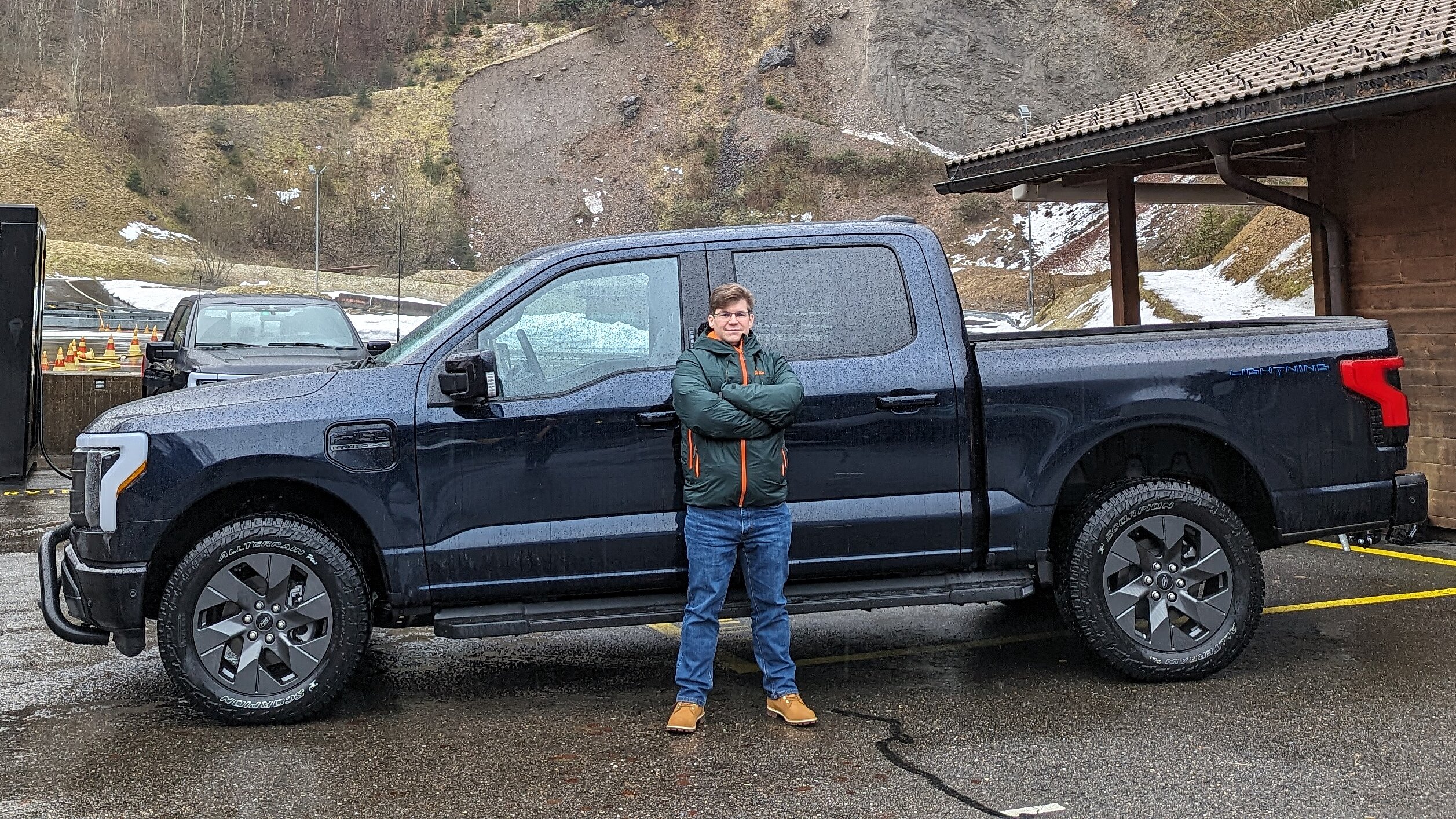 Auto-Checker Martin A. Bartholdi vor dem Ford F-150 Lightning