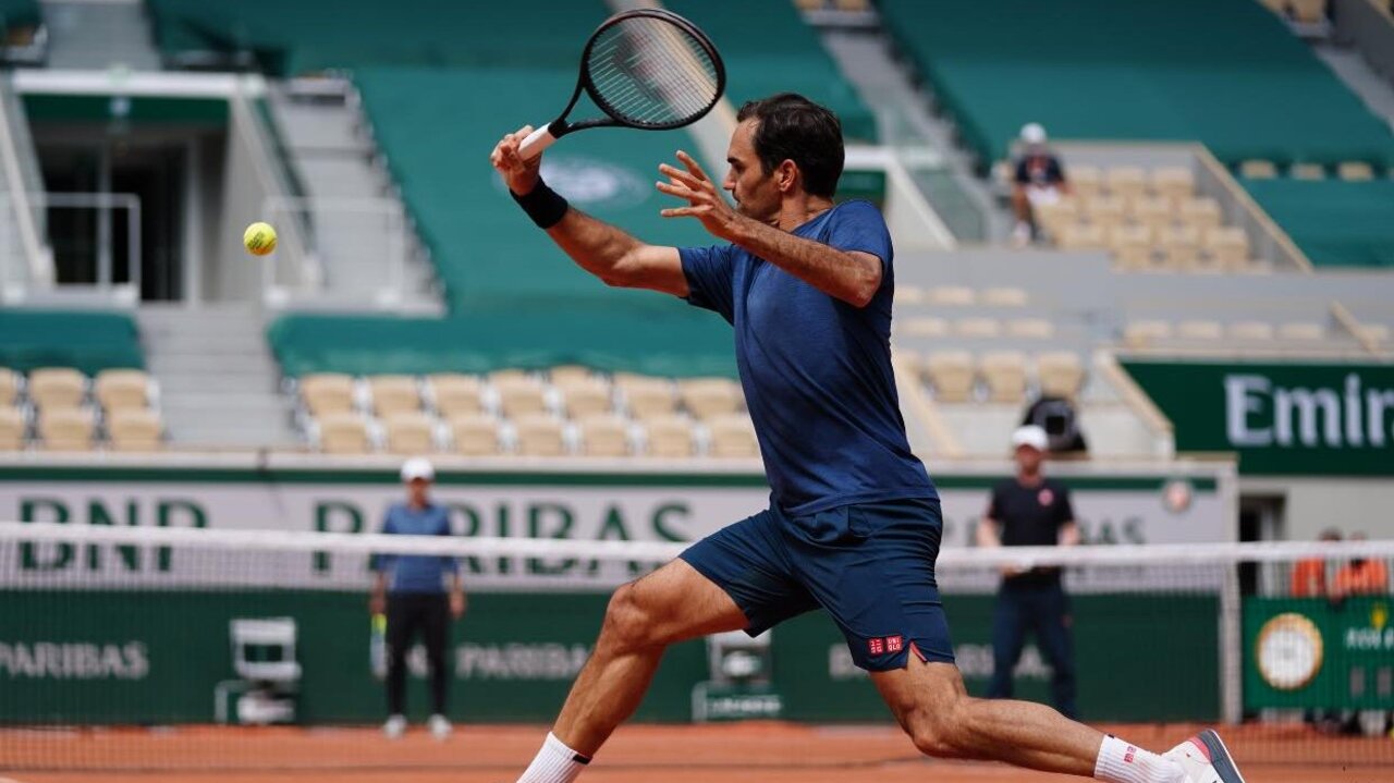 Roger Federer bei der Ausführung einer Rückhand auf dem Tennisplatz