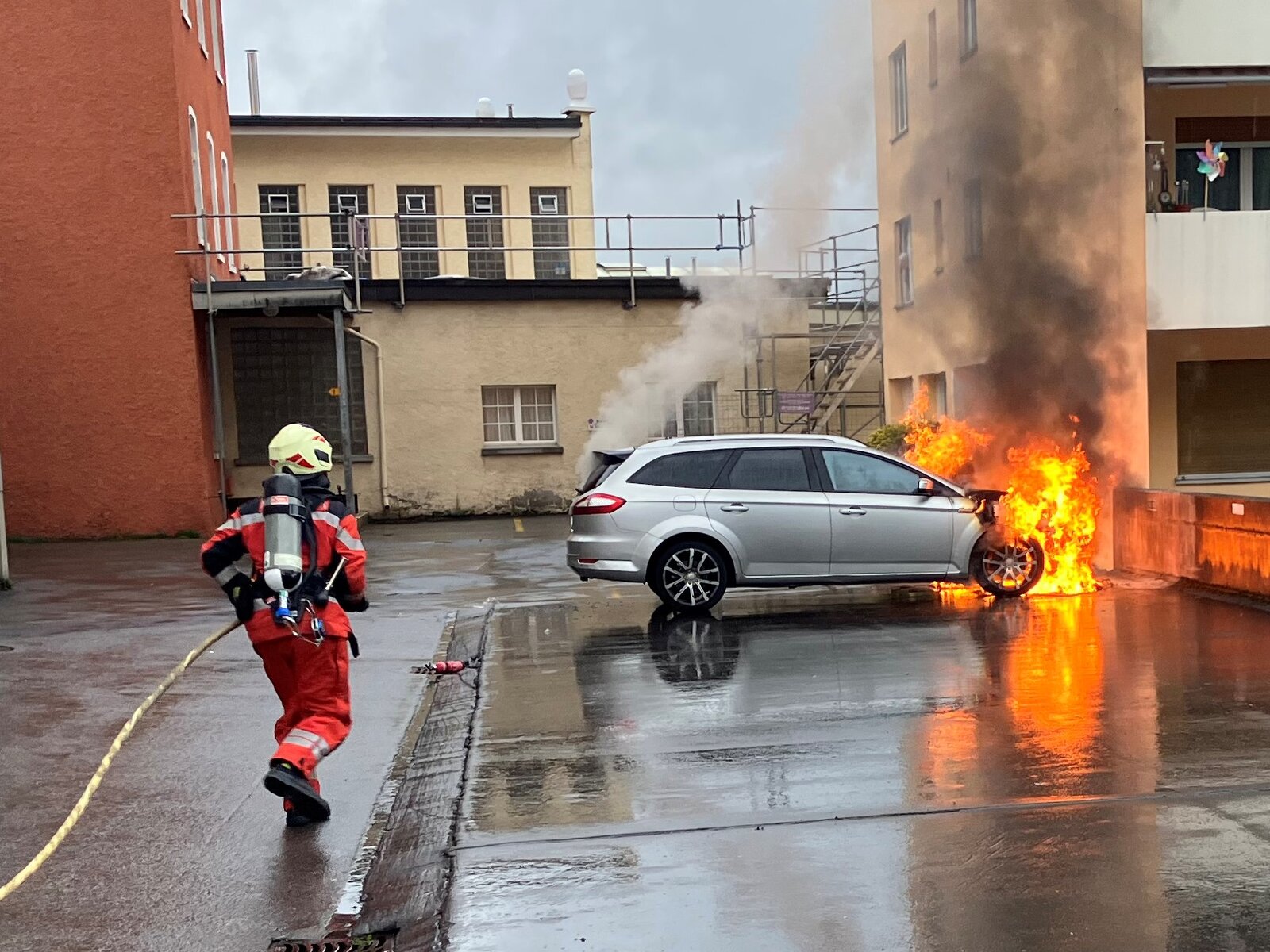 Die Feuerwehr muss ein Auto löschen