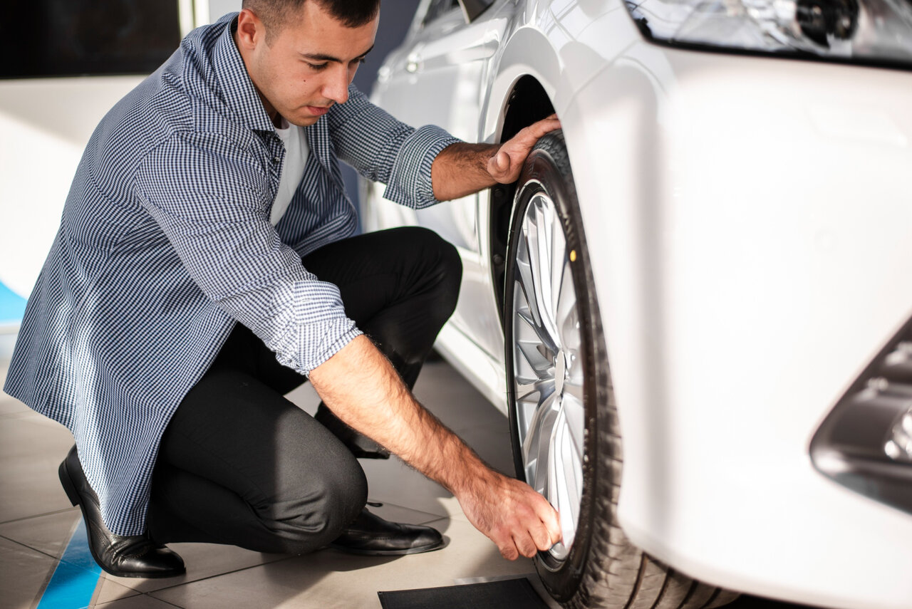 Zu wenig Luft in den Pneus kann dazu führen, dass das Auto mehr Kraftstoff verbraucht. Bild: Freepik