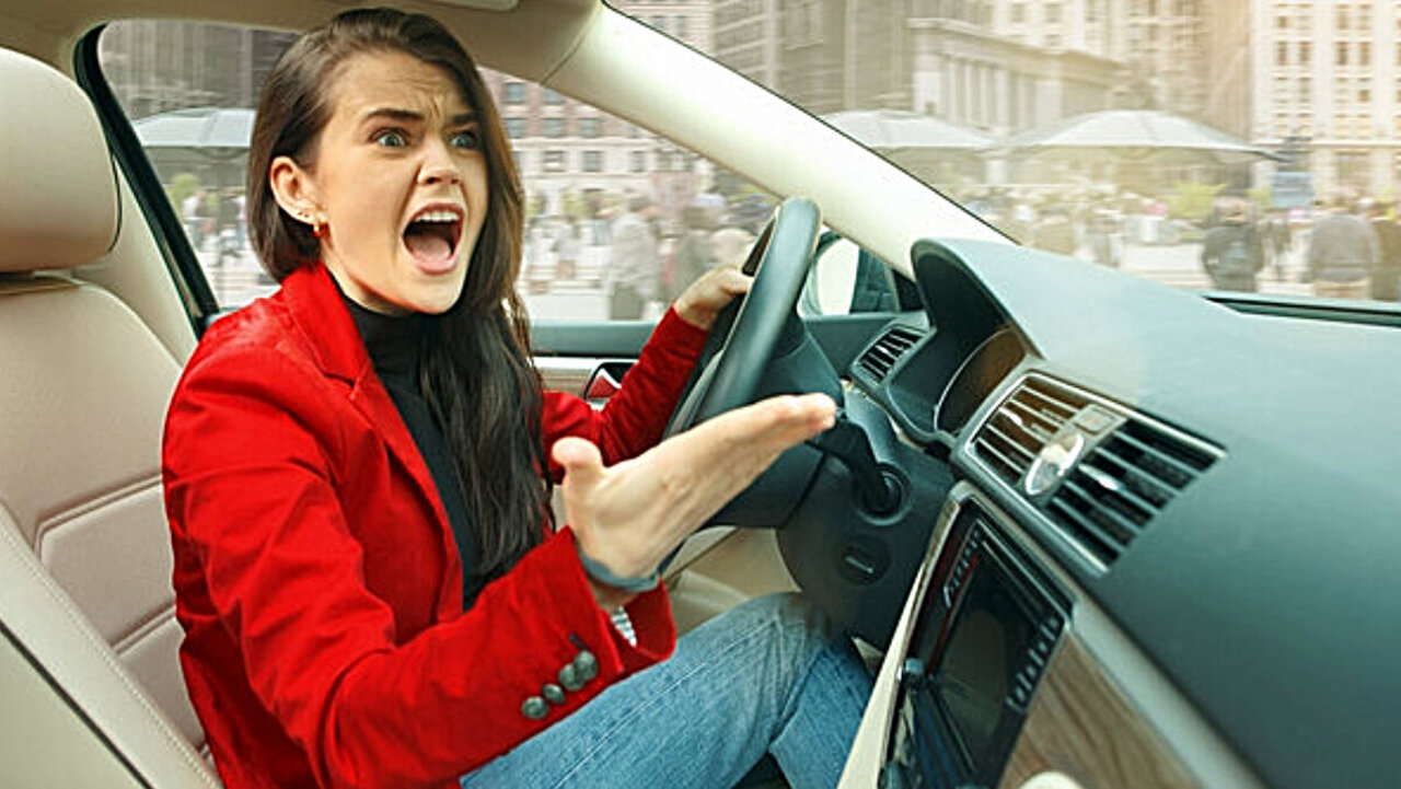 Kommt es während eines heftigen Streits zu einem Unfall, dann nimmt die Versicherung Regress auf den Fahrzeuglenkenden. Bild: freepik