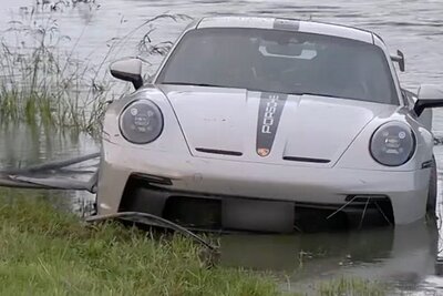 Der Porsche landete im Flussbett, nach wenigen Minuten war er mit Wasser vollgelaufen. Bild: Screenshot BRK News, Youtube