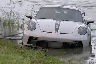 Der Porsche landete im Flussbett, nach wenigen Minuten war er mit Wasser vollgelaufen. Bild: Screenshot BRK News, Youtube