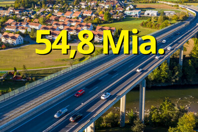 54.8 Milliarden Kilometer legten alle Autos auf Schweizer Strassen im Jahr 2022 zurück.