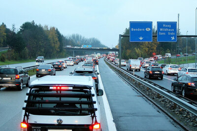 Stau aus dem Auto fotografiert
