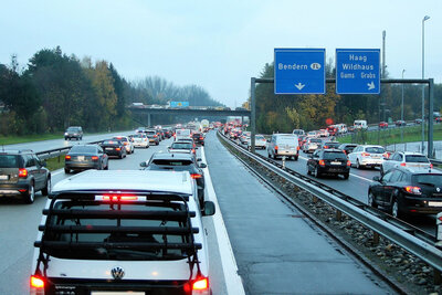 Stau aus dem Auto fotografiert