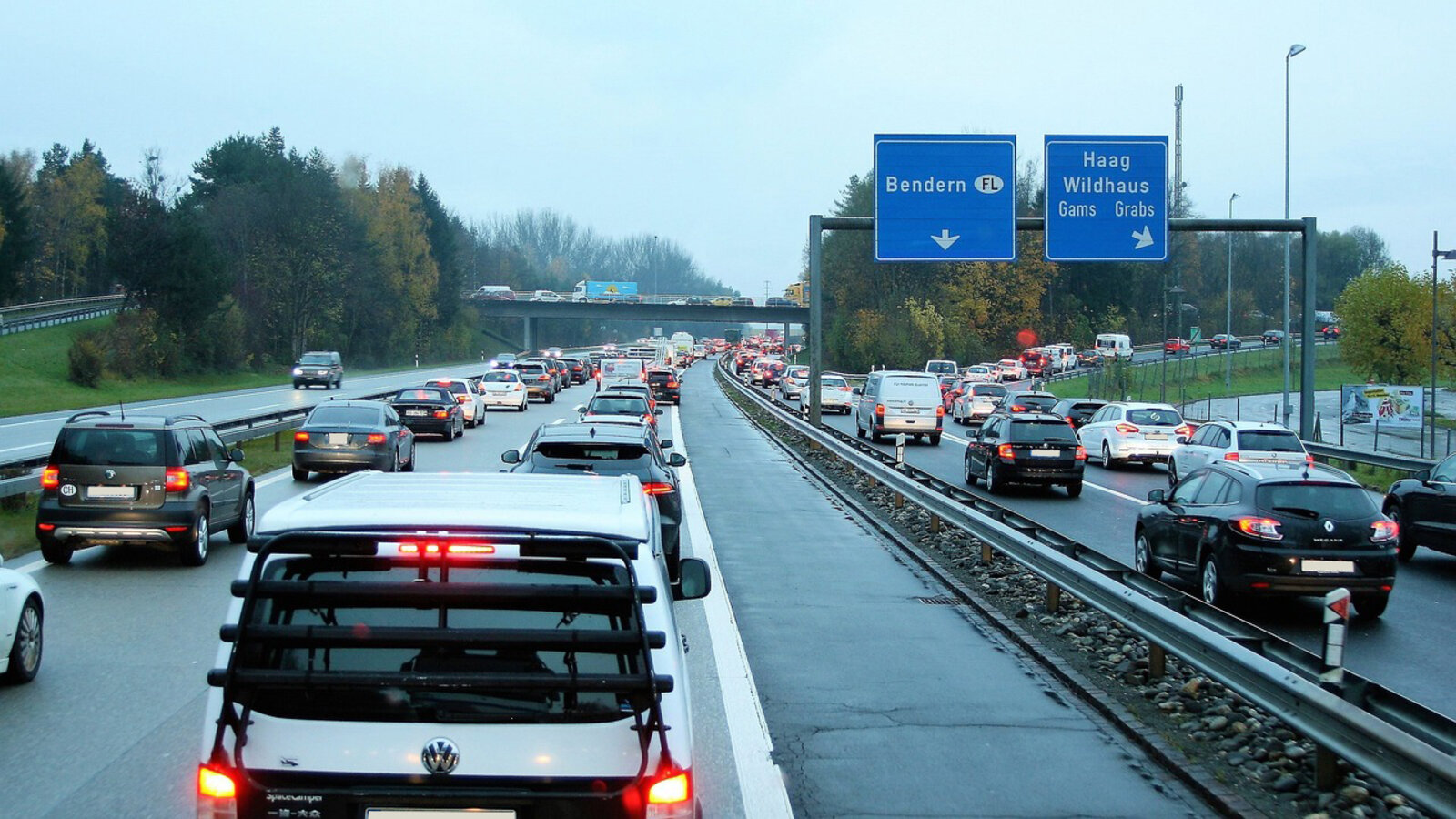Stau aus dem Auto fotografiert