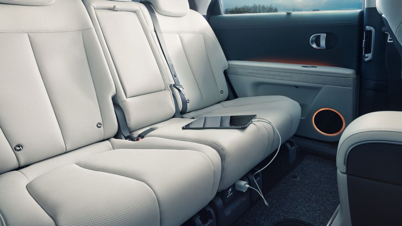 Im Hyundai Ioniq 5 kann man sein Device direkt mit dem Stromstecker in der dafür vorgesehenen Buchse anschliessen und laden.