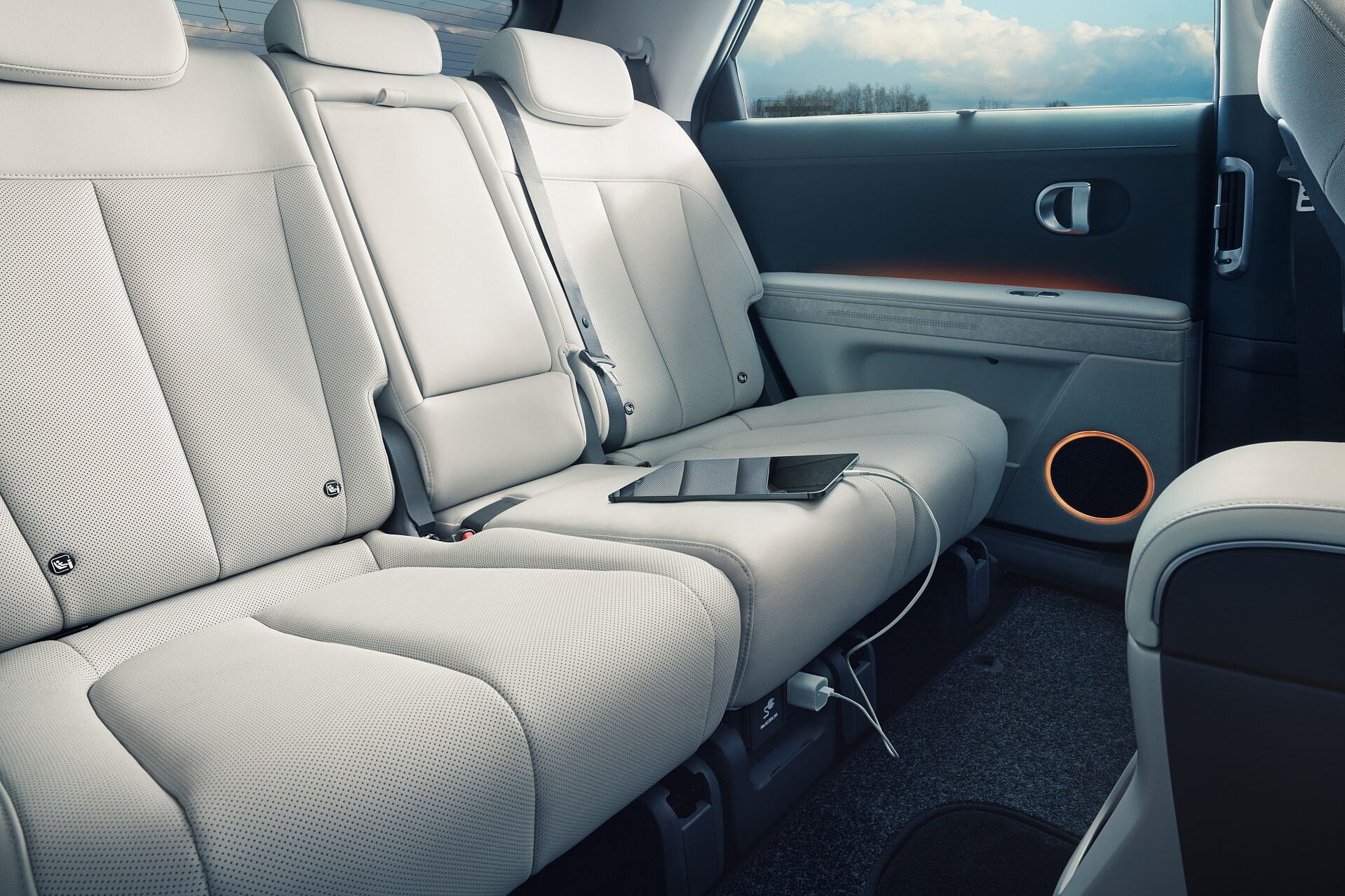 Im Hyundai Ioniq 5 kann man sein Device direkt mit dem Stromstecker in der dafür vorgesehenen Buchse anschliessen und laden.