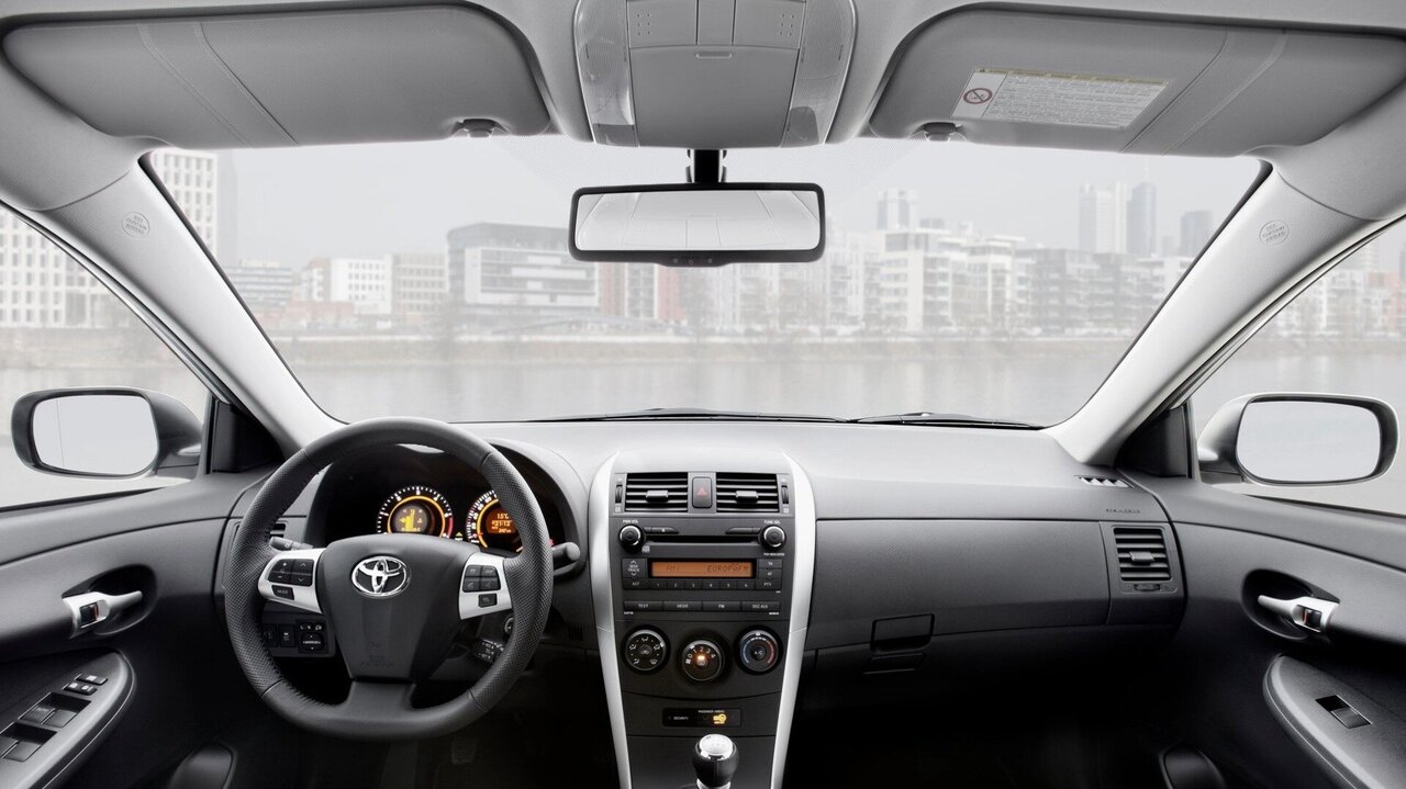 Cockpit des Toyota Corolla