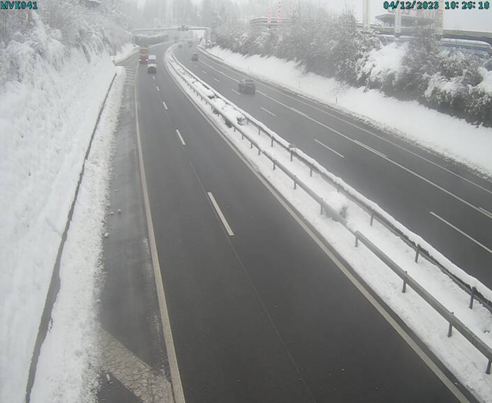 Montag, 4.12.: Die Autobahn A3 bei Zürich-Wollishofen in Fahrtrichtung Sargans. Bild: Webcam.