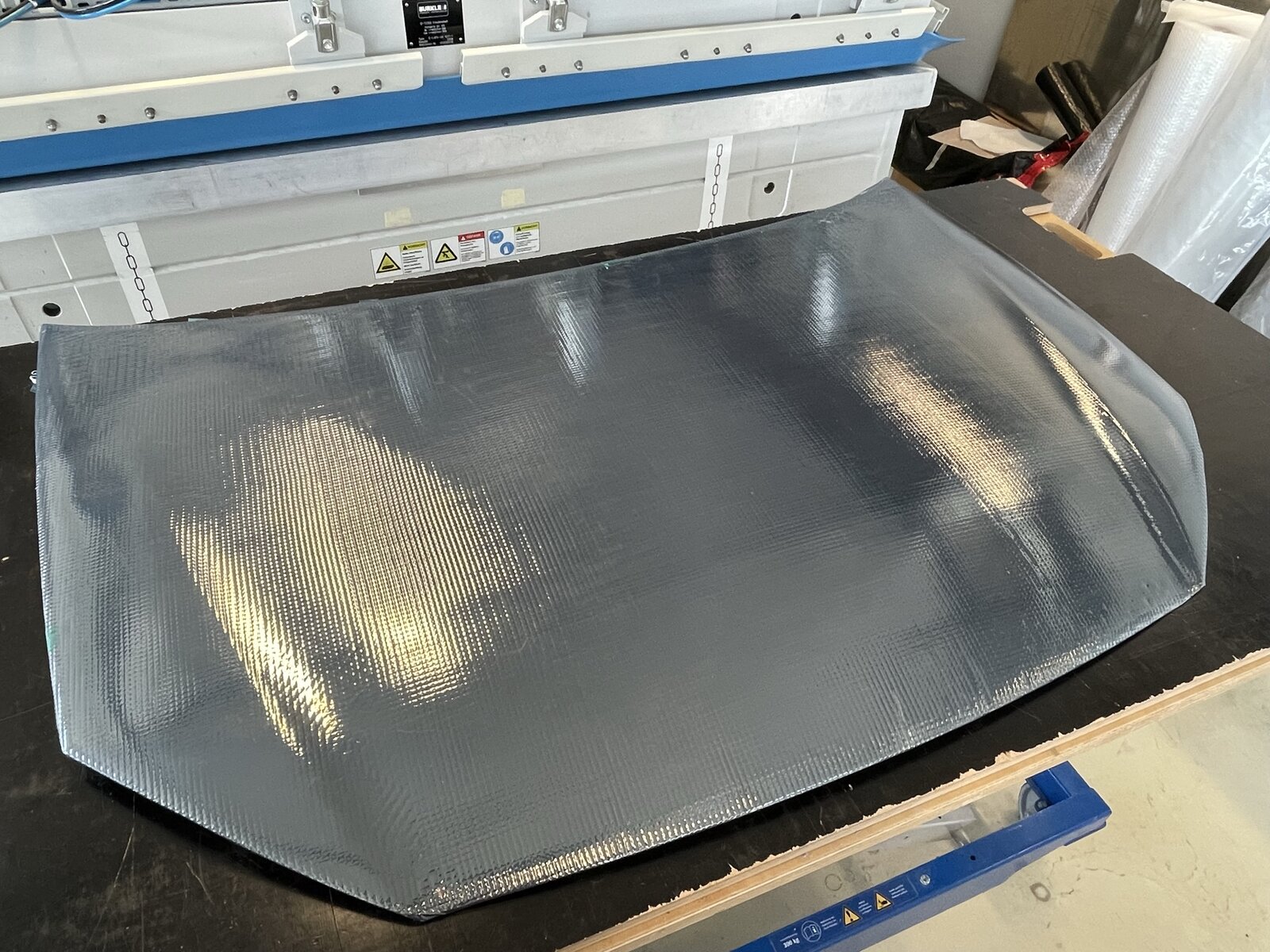 Eine folierte Motorhaube die mit Solarzellen versehen ist.