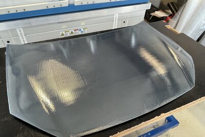 Eine folierte Motorhaube die mit Solarzellen versehen ist.
