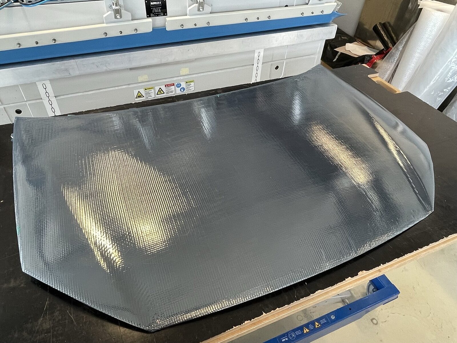Eine folierte Motorhaube die mit Solarzellen versehen ist.