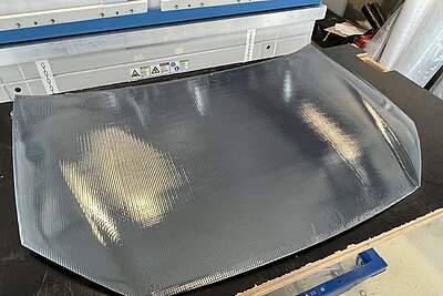 Eine folierte Motorhaube die mit Solarzellen versehen ist.