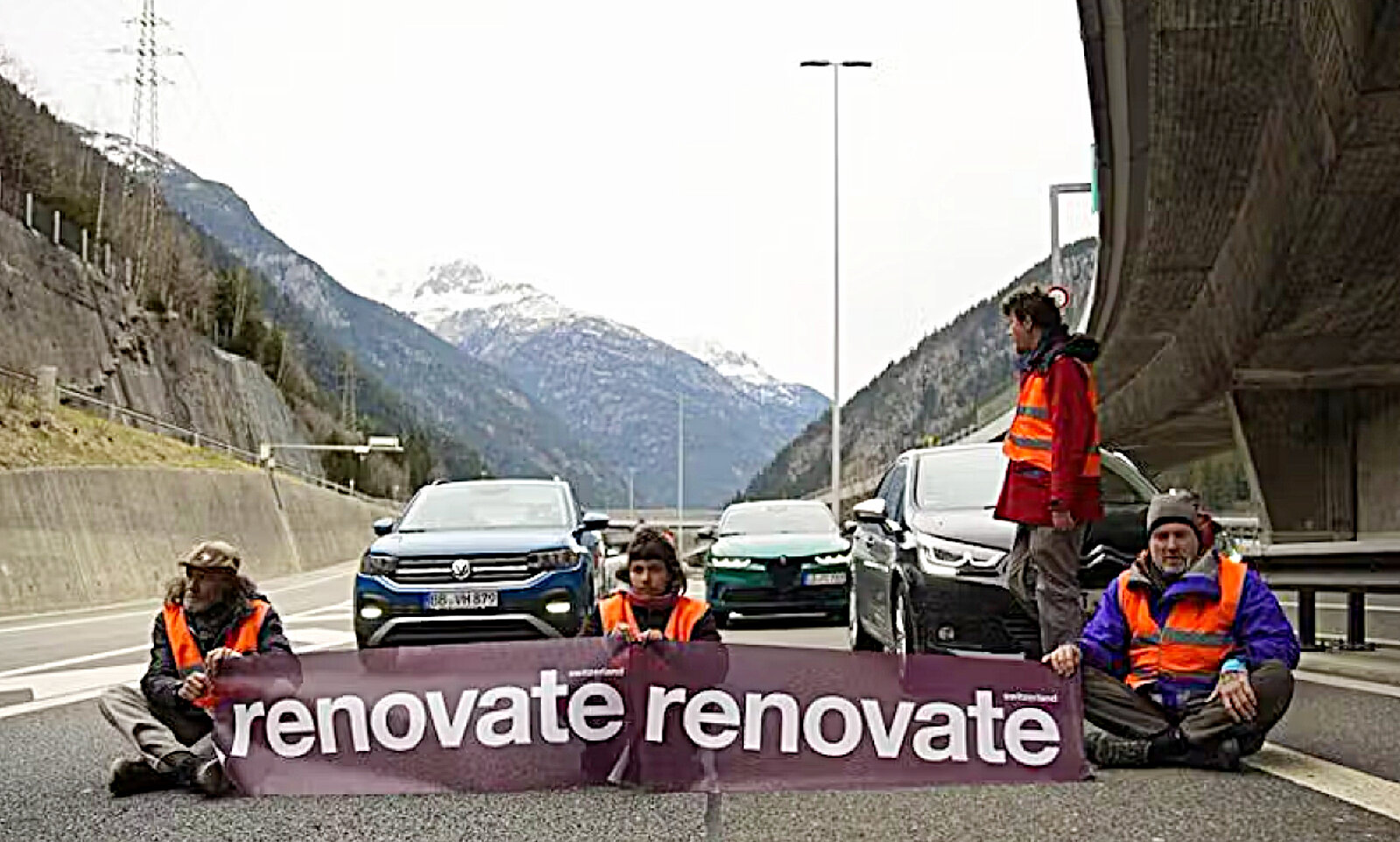 Sorgten für rote Köpfe an Ostern im letzten Jahr: Aktivistinnen und Aktivisten von Renovate Switzerland am Gotthard. (Bild: X / RS)