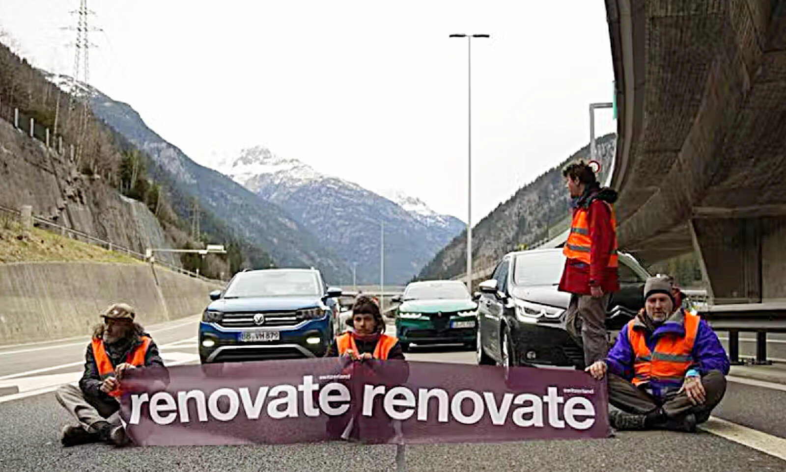 Sorgten für rote Köpfe an Ostern im letzten Jahr: Aktivistinnen und Aktivisten von Renovate Switzerland am Gotthard. (Bild: X / RS)