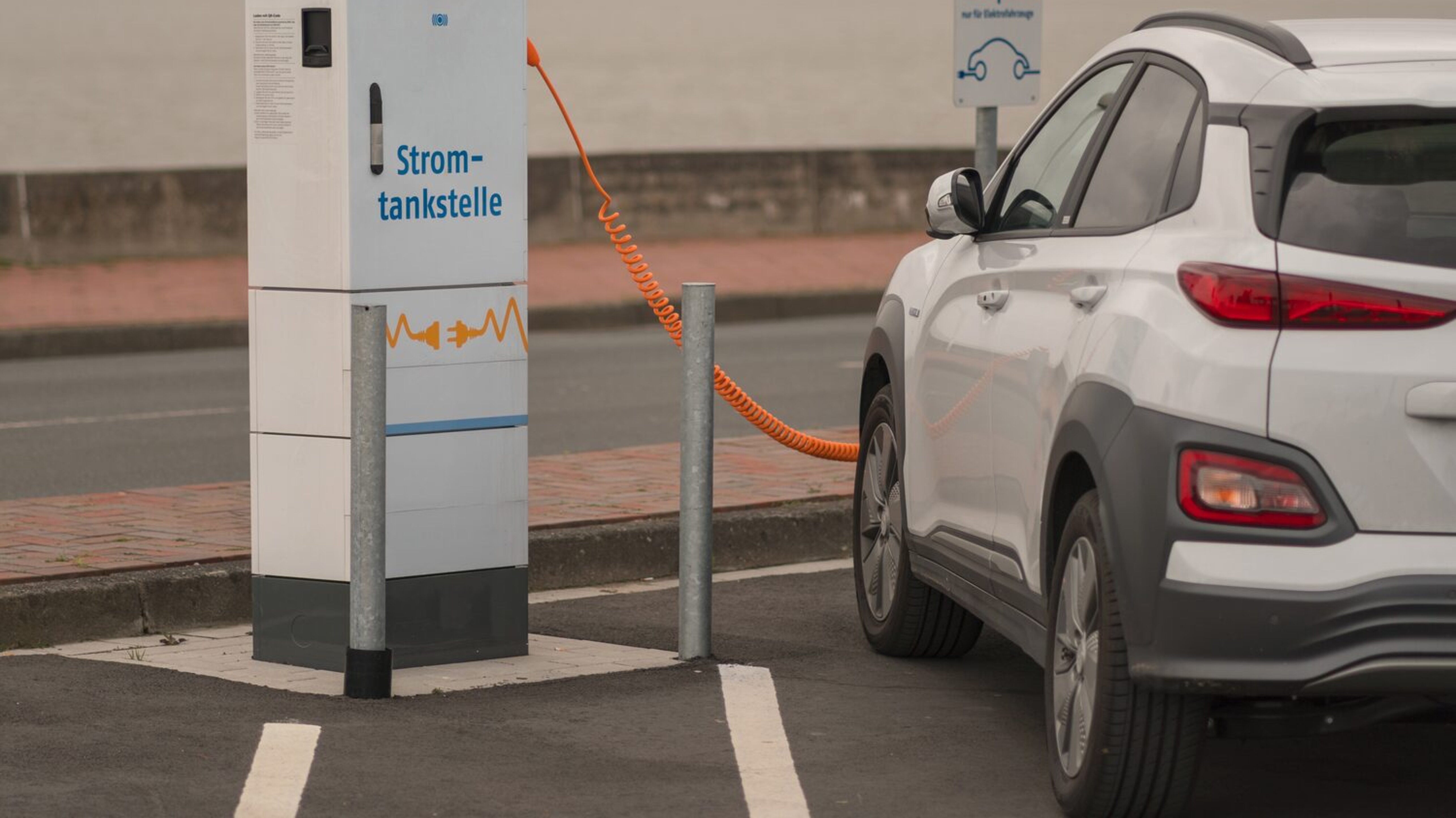 2023 wurden erstmals über 30 Prozent Steckerfahrzeuge immatrikuliert. Bild: Zvg