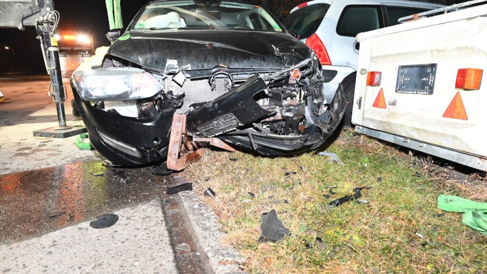 Das Unfallauto war nach der Fluchtfahrt stark demoliert. Bild: Kantonspolizei St. Gallen