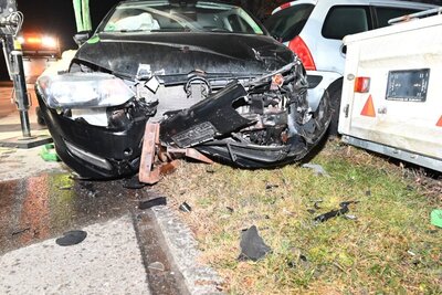 Das Unfallauto war nach der Fluchtfahrt stark demoliert. Bild: Kantonspolizei St. Gallen