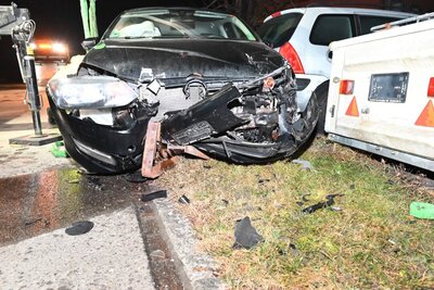 Das Unfallauto war nach der Fluchtfahrt stark demoliert. Bild: Kantonspolizei St. Gallen