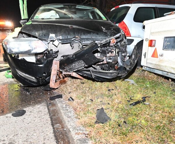 Das Unfallauto war nach der Fluchtfahrt stark demoliert. Bild: Kantonspolizei St. Gallen