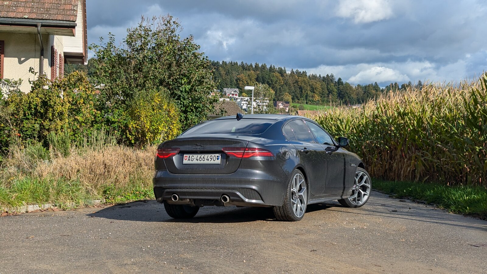 Jaguar XE von hinten