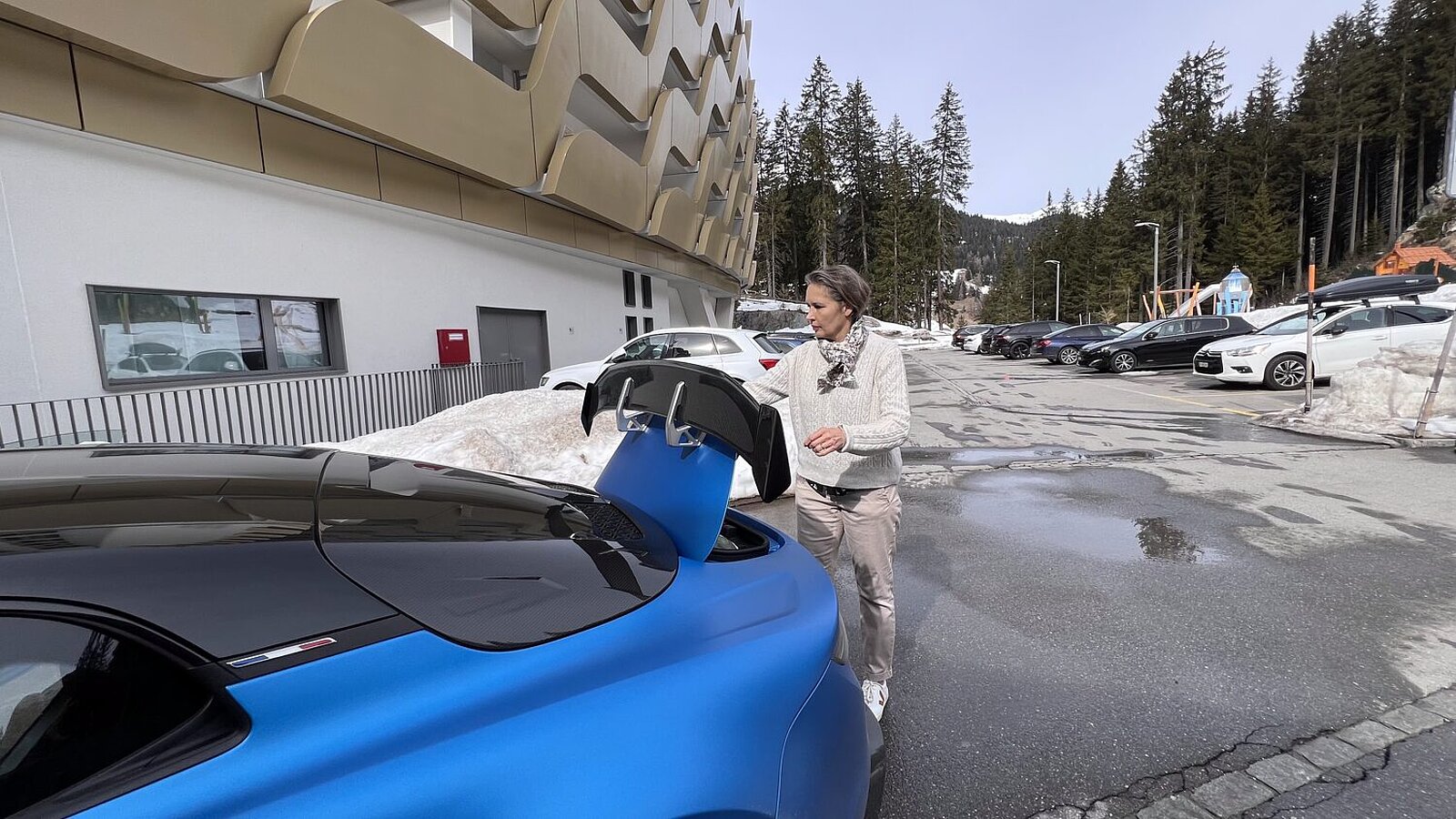 Alpine A110R: In Davos Reiseziel Goldenes Ei Davos. Bild: Pentti Aellig, STREETLIFE