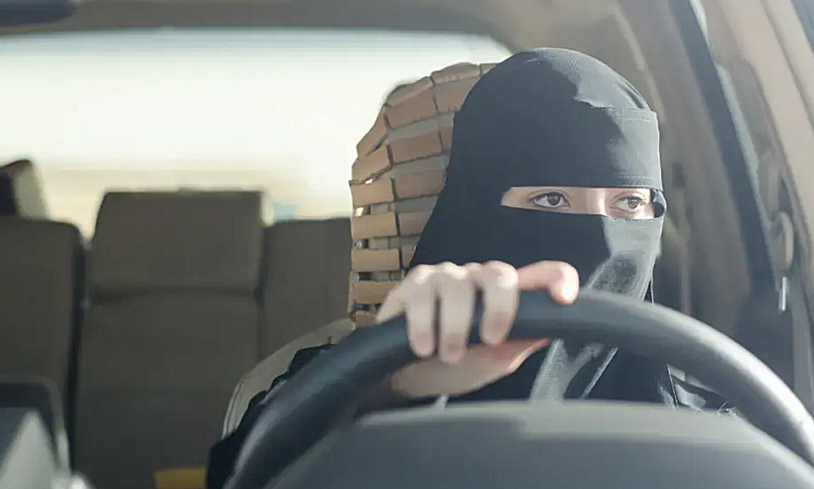 Mit einer Burka in der Schweiz am Steuer zu sitzen ist gemäss Polizei «eher nicht erlaubt». Bild: The European Centre for Democracy and Human Rights ECDHR