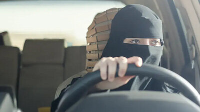 Mit einer Burka in der Schweiz am Steuer zu sitzen ist gemäss Polizei «eher nicht erlaubt». Bild: The European Centre for Democracy and Human Rights ECDHR