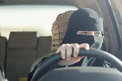 Mit einer Burka in der Schweiz am Steuer zu sitzen ist gemäss Polizei «eher nicht erlaubt». Bild: The European Centre for Democracy and Human Rights ECDHR