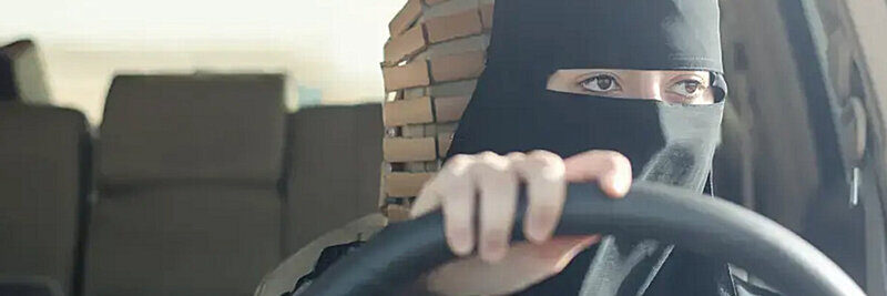 Mit einer Burka in der Schweiz am Steuer zu sitzen ist gemäss Polizei «eher nicht erlaubt». Bild: The European Centre for Democracy and Human Rights ECDHR