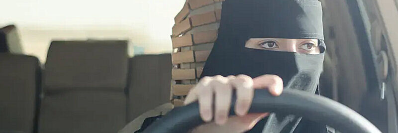 Mit einer Burka in der Schweiz am Steuer zu sitzen ist gemäss Polizei «eher nicht erlaubt». Bild: The European Centre for Democracy and Human Rights ECDHR