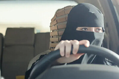 Mit einer Burka in der Schweiz am Steuer zu sitzen ist gemäss Polizei «eher nicht erlaubt». Bild: The European Centre for Democracy and Human Rights ECDHR