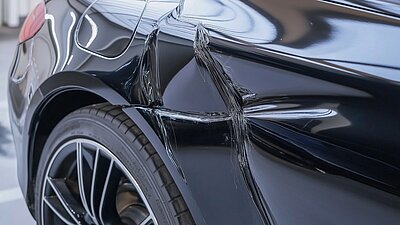Das geht ins Geld: Die Reparaturarbeiten nach Parkschäden sind in der Schweiz seit 2023 deutlich angestiegen. Bild: Adobe Stocks