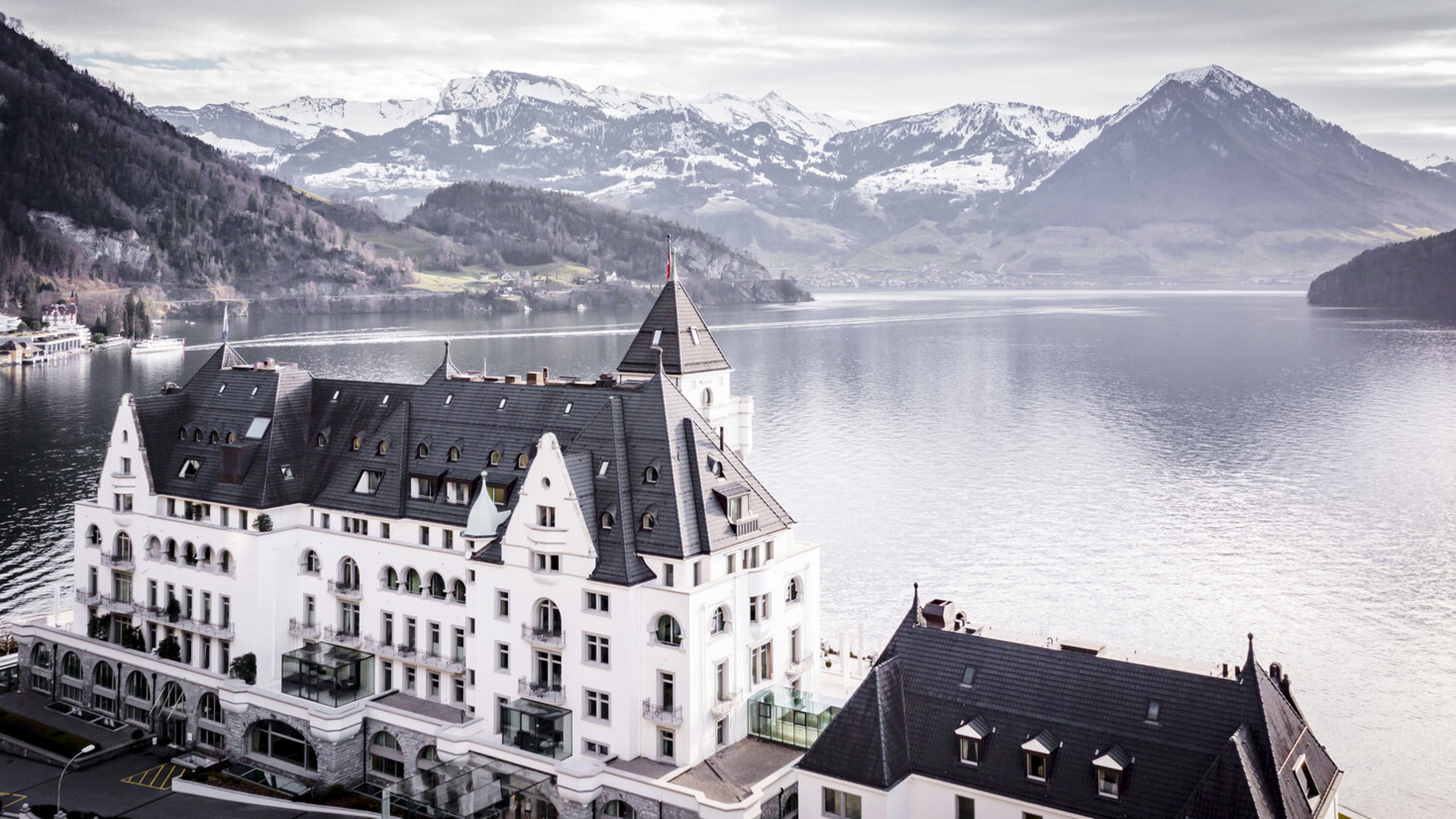 Das Parkhotel Vitznau mit dem Vierwaldstättersee im Hintergrund.
