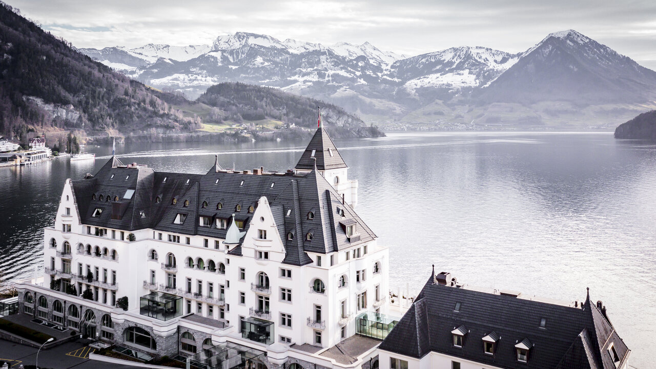 Das Parkhotel Vitznau mit dem Vierwaldstättersee im Hintergrund.