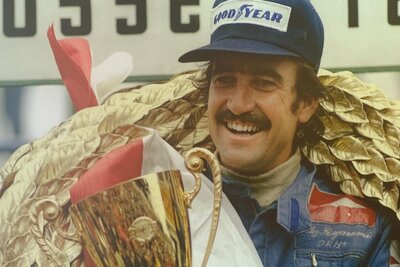 Clay Regazzoni nach dem Sieg eines Formel-1-Rennens