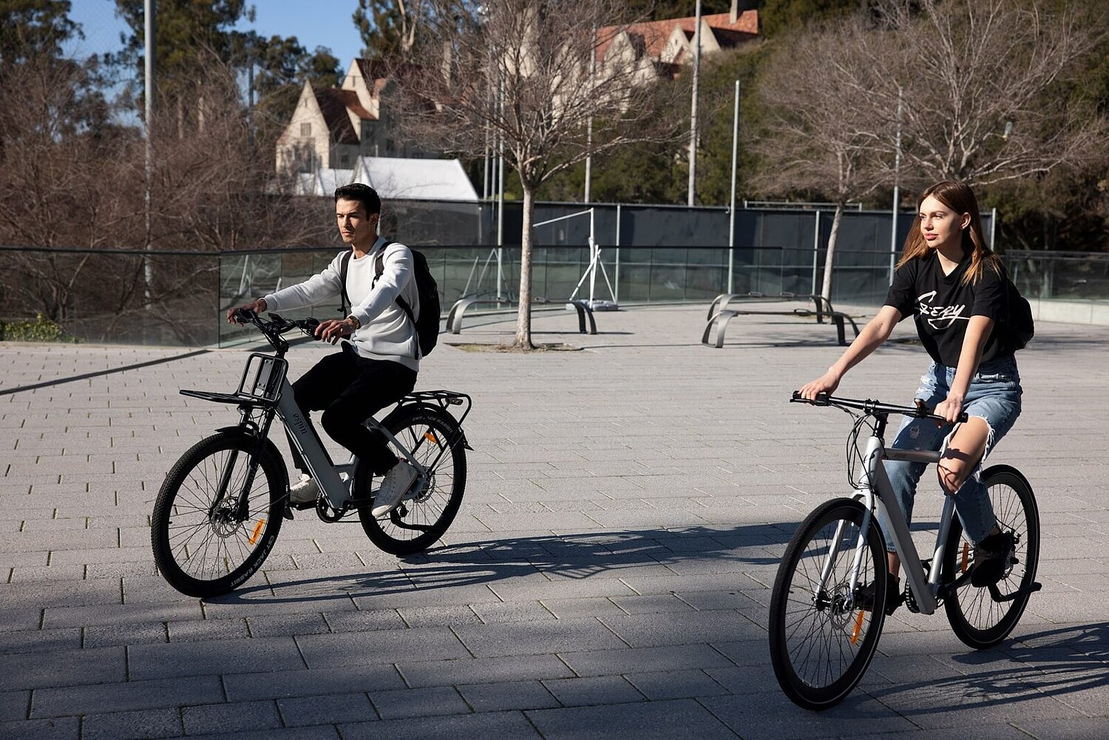 Bis jetzt werden zu schnelle E-Bike-Fahrende aber kaum von der Polizei gebüsst. Bild: freepik