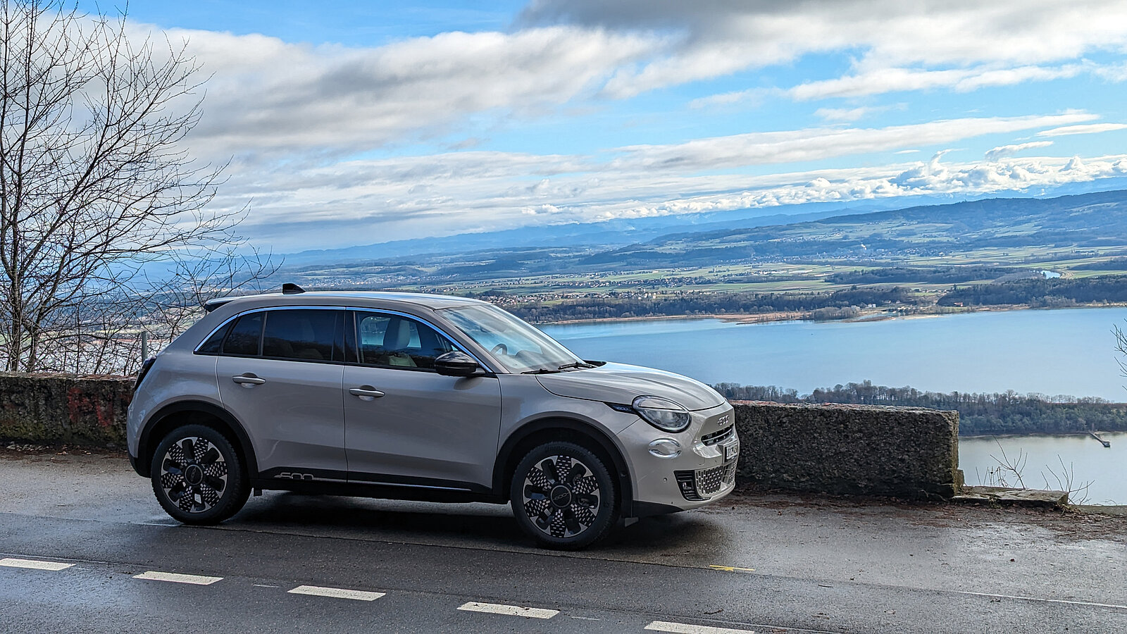 Fiat 600e von vorne über dem dem Bielersee