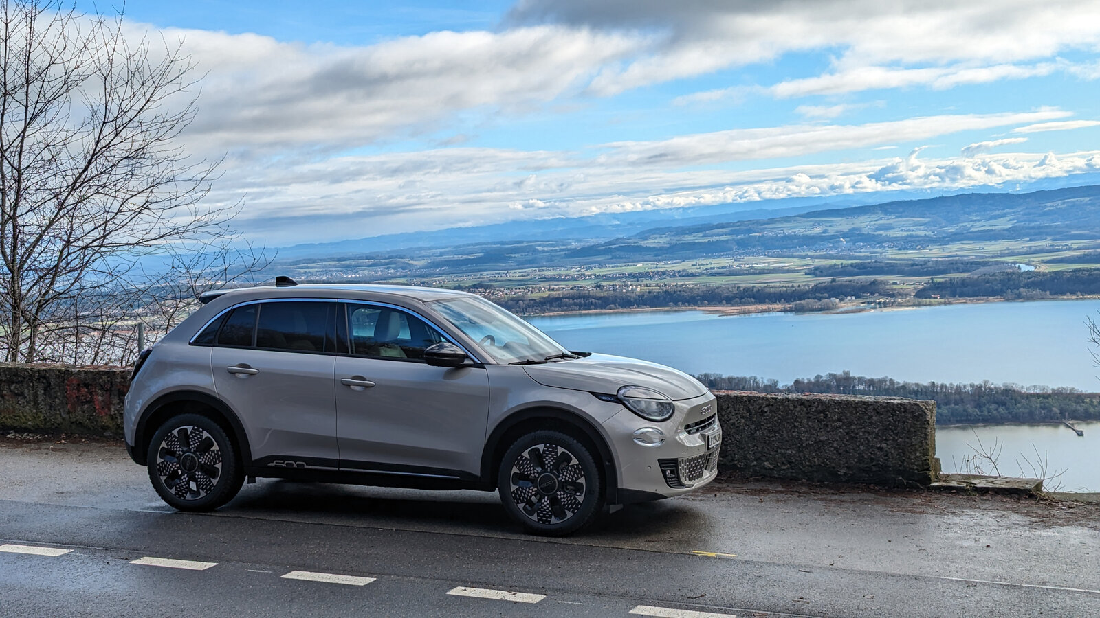 Fiat 600e von vorne über dem dem Bielersee
