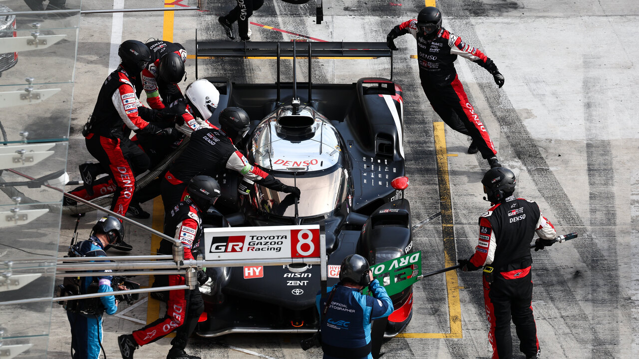 WEC-Toyota an den Boxen
