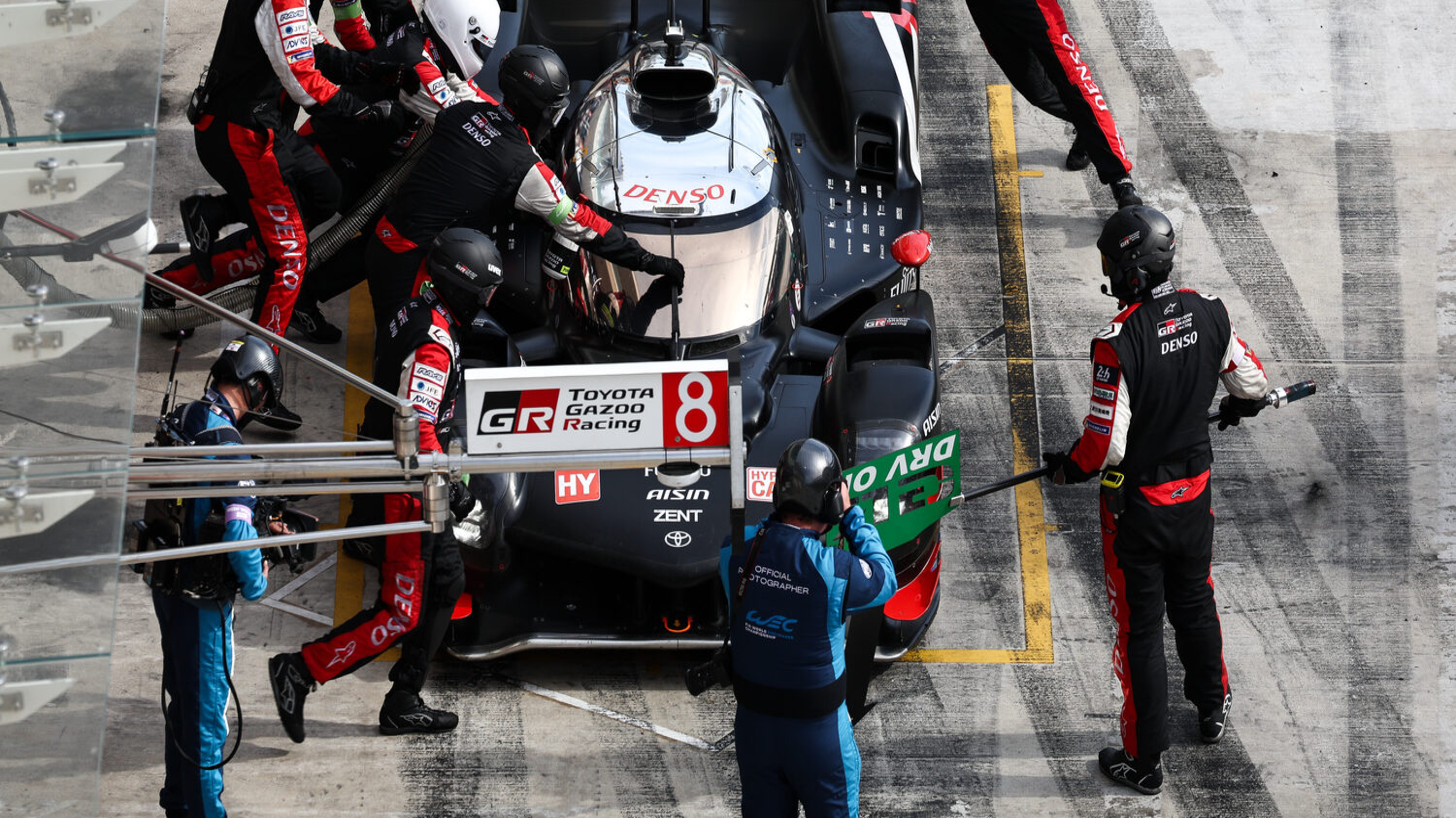 WEC-Toyota an den Boxen