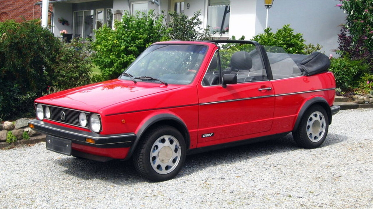 Der breite Überrollbügel und die kantige Karosserieform beim VW Golf Cabriolet. Bild: Tomasz Sienicki 