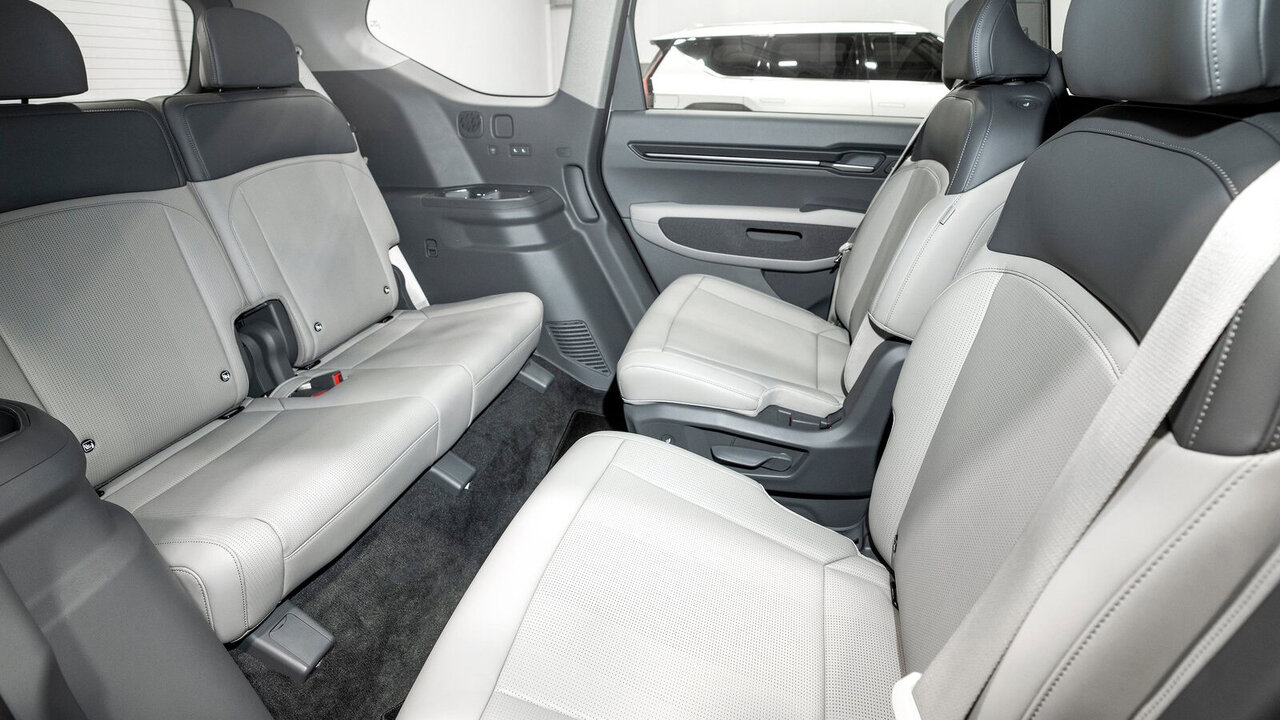 Drehbare Einzelsitze in der zweiten Sitzreihe des Kia EV9