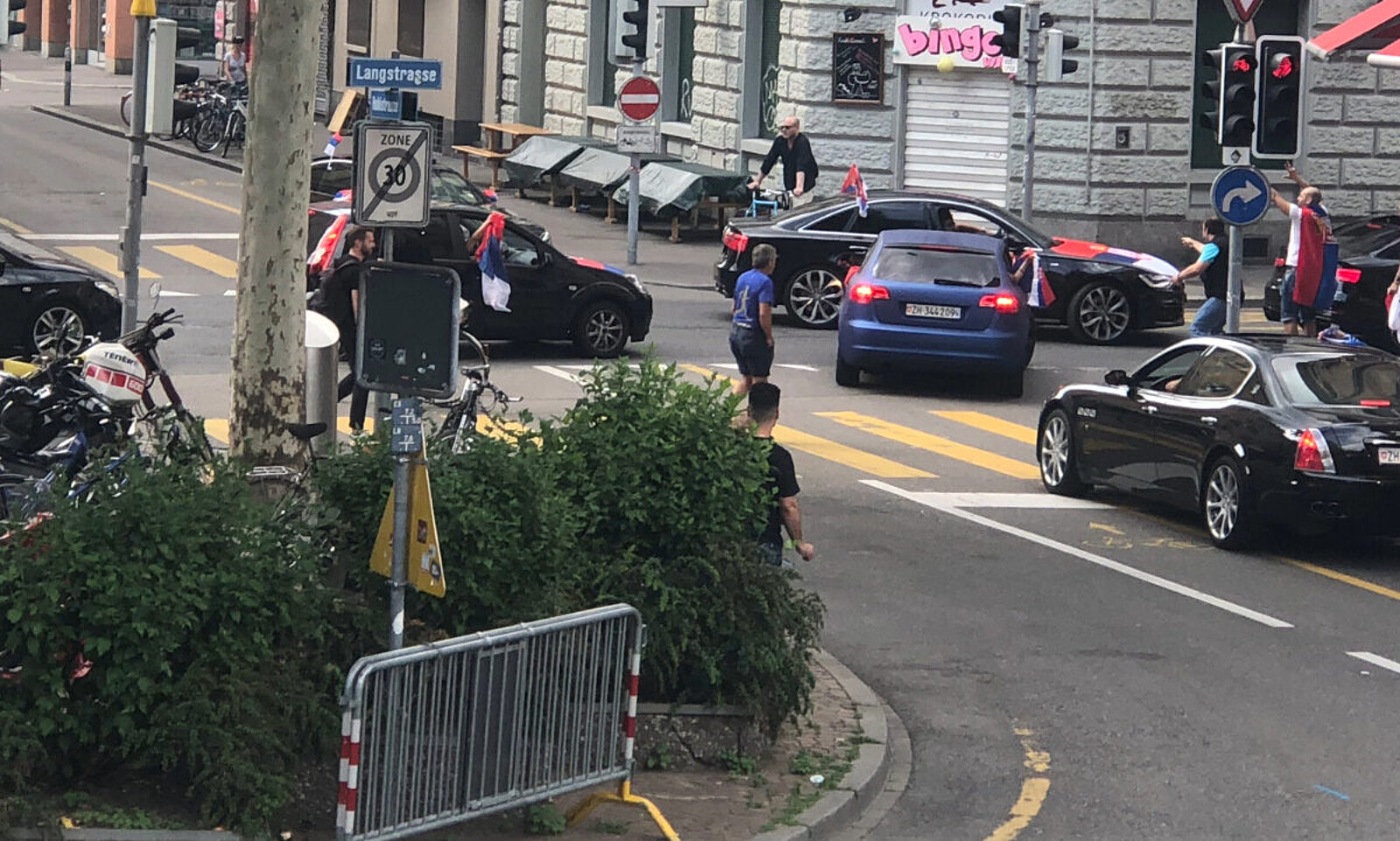 Rund um die Fussball-EM dürften in Schweizer Städten wieder Autokorsos unterwegs sein. Bild: Youtube