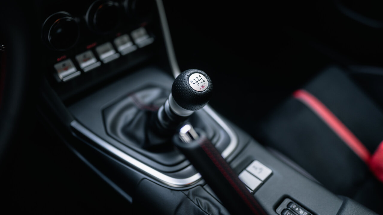 Schaltknüppel eines Autos mit Handschaltung