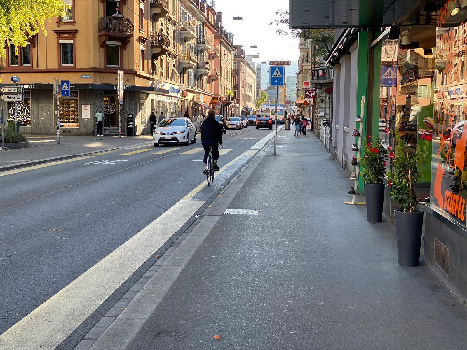 Velos dürfen in Ausnahmefälle aufs Trottoir – sonst ist es für den Fussverkehr vorgesehen.